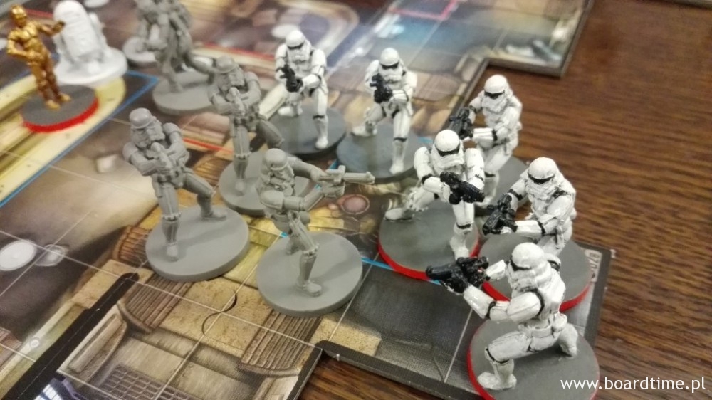 Nowi Stormtrooperzy w towarzystwie pomalowanych kolegów z podstawowego zestawu „Imperial Assault”